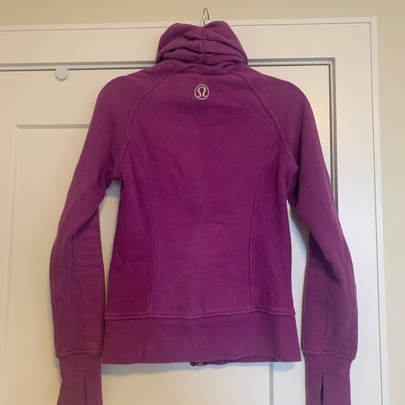Used mint condition unique lululemon sweater. Size 4. - Picture 2 of 3